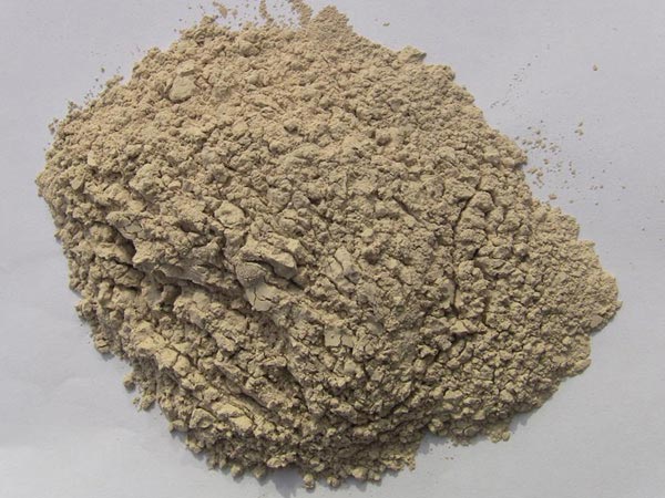 礬土性質(zhì) 礬土主要成分是氧化鋁，為煉鋁和耐火材料的主要原料。白色或灰白色，因含鐵而呈褐黃或淺紅色。密度3.45g/cm3，硬度1～3，不透明，質(zhì)脆。極難熔化，不溶于水，能溶于硫酸、氫氧化鈉溶液。 地區(qū)分布 中國鋁土礦資源比較豐富，在全國18個(gè)省、自治區(qū)、直轄市已查明鋁土礦產(chǎn)地205處，其中大型產(chǎn)地72處（不包括臺(tái)灣），主要分布在山西、山東、河北、河南、貴州、四川、廣西、遼寧、湖南等地。 投資前景 1.可用于煉鋁工業(yè)。用于國防、航空、汽車、電器、化工、日常生活用品等。 2.可用于精密鑄造。礬土熟料加工成細(xì)粉做成鑄模后精鑄。用于軍工、航天、通訊、儀表、機(jī)械及醫(yī)療器械部門。 3.可用于耐火制品。高鋁礬土熟料耐火度高達(dá)1780℃，化學(xué)穩(wěn)定性強(qiáng)、物理性能良好。 4.硅酸鋁耐火纖維。用于鋼鐵、有色冶金、電子、石油、化工、宇航、原子能、國防等多種工業(yè)，消防人員可用耐火纖維布做成衣服。 5.制造礬土水泥、研磨材料、陶瓷工業(yè)以及化學(xué)工業(yè)可制鋁的各種化合物。 鋁礬土磨粉制備 鋁礬土粉是選用煅燒過的熟鋁礬土礦石用雷蒙磨加工制成的細(xì)粉，粒度通常為100目-325目，在耐火材料行業(yè)得到了廣泛的應(yīng)用。通常加工的流程為先經(jīng)顎式破碎機(jī)進(jìn)行破碎，然后篩分進(jìn)入鋁礬土雷蒙磨或鋁礬土超細(xì)磨粉機(jī)中，進(jìn)行鋁礬土粉制備，使其應(yīng)用更加廣泛。