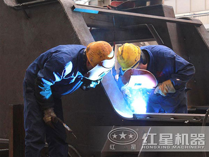 車間生產(chǎn)加工移動(dòng)破碎機(jī)，每一臺(tái)設(shè)備都是匠心打造