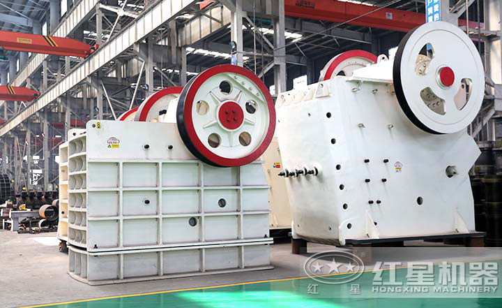 顎式破碎機(jī)實(shí)拍圖，型號(hào)多樣，價(jià)格在10-80萬之間