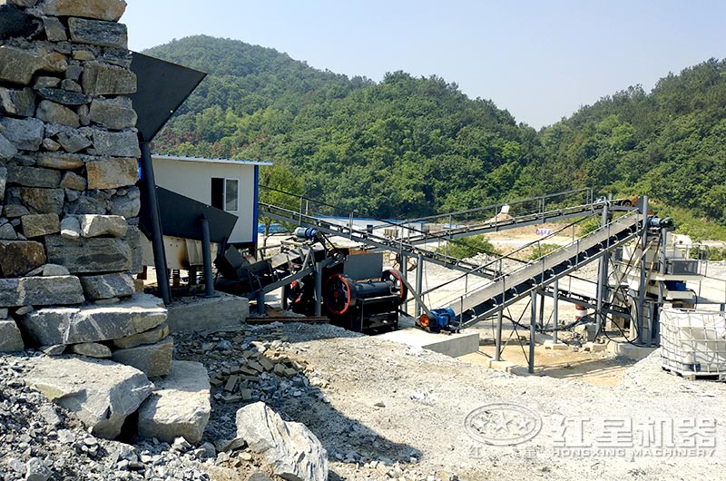顎式細(xì)破碎機(jī)破碎現(xiàn)場(chǎng)，搭配制砂機(jī)使用